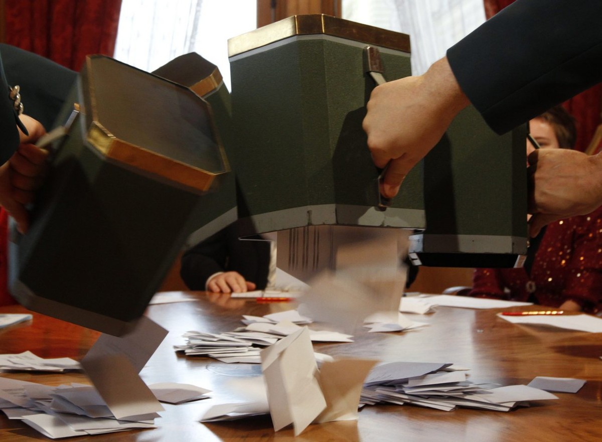 Officials empty ballot boxes to count votes of the cabinet election during the winter Parliament Session in Bern, Switzerland, December 14, 2011. (KEYSTONE/POOL/Michael Buholzer)