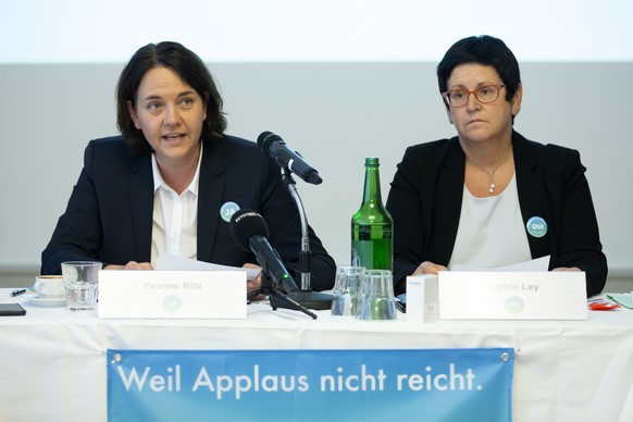 Yvonne Ribi, Geschaeftsfuehrerin SBK-ASI und Mitglied Initiativkomitee, links, spricht neben Sophie Ley, Praesidentin SBK-ASI und Prasidentin Verein &quot;Ja zur Pflegeinitiative&quot;, waehrend der S ...