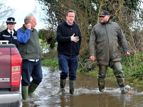 Premier James Cameron besucht die Unwettergebiete.