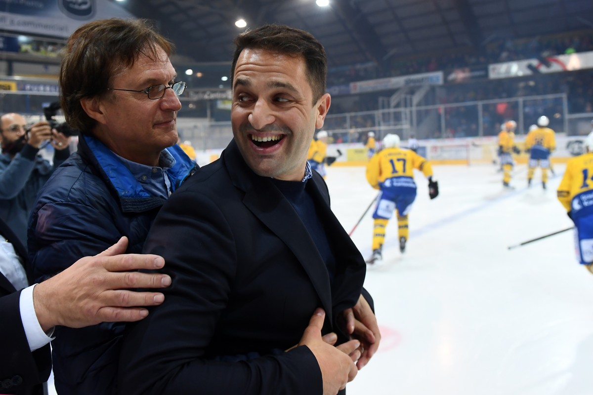 Ex-Ambri player Paolo Duca, right, with Davos's coach Arno del Curto, left, during the retreat ceremony of his jersey number 46 before the preliminary round game of the National League Swiss Cham ...