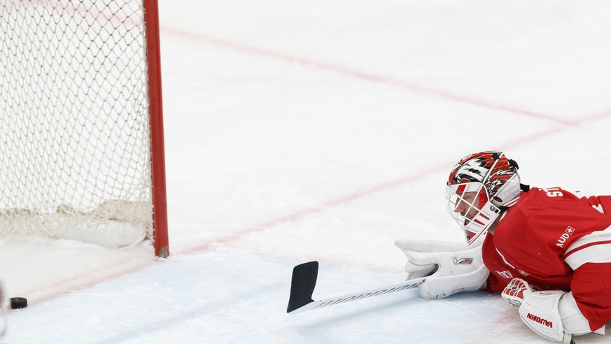 Le gardien lausannois Tobias Stephan regarde passer le puck, lors du match du championnat suisse de hockey sur glace de National League LNA, entre le Lausanne HC, LHC, et le HC Davos ce vendredi, 24 s ...