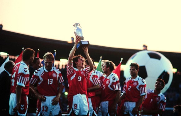 26.06.92 Dänemark - Deutschland Schweden, Göteborg, 26.06.1992, Fussball, UEFA EM Europameisterschaft 1992 in Schweden, Finale, Dänemark DFB Deutschland 2:0: Flemming Povlsen Dänemark mit dem EM Pokal ...