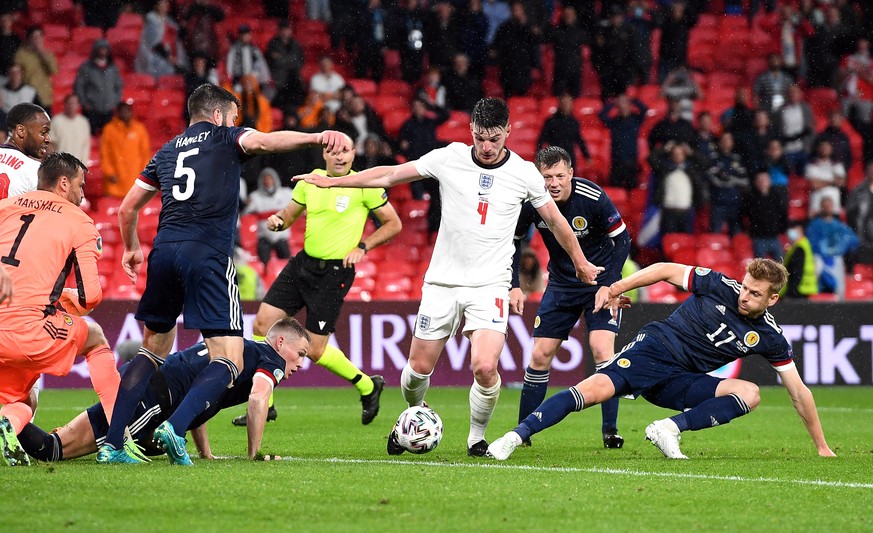 epa09284262 Declan Rice (C) of England in action against Stuart Armstrong (R) of Scotland during the UEFA EURO 2020 group D preliminary round soccer match between England and Scotland in London, Brita ...
