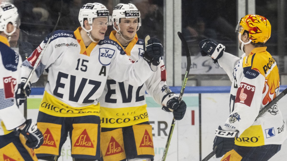 Zugs Gregory Hofmann jubelt nach seinem Tor im Eishockeyspiel der National League zwischen den ZSC Lions und dem EV Zug am Dienstag, 22. Februar 2022, im Zuercher Hallenstadion. (KEYSTONE/Ennio Leanza ...