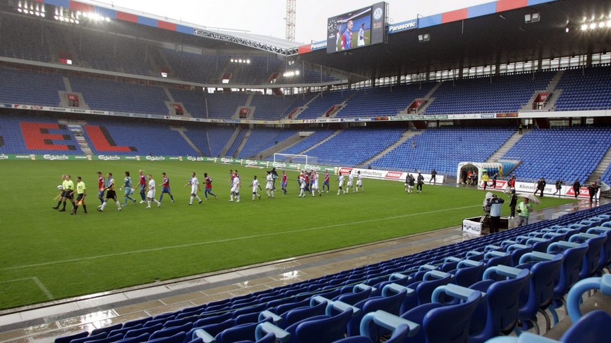 Die Mannschaften laufen ins leere Stadion ein beim Meisterschaftsspiel der Super League zwischen dem FC Basel und dem Grasshopper-Club Zuerich am Samstag, 5. August 2006 im St. Jakob Park in Basel. De ...
