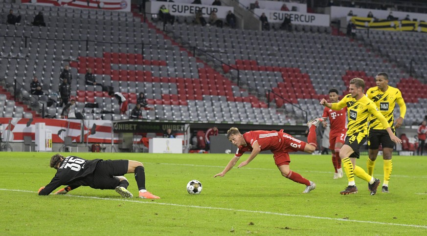 30.09.2020, Fussball Supercup: FC Bayern - Borussia Dortmund 30.09.2020, Fussball DFL-Supercup 2020, FC Bayern M�nchen - Borussia Dortmund, in der Allianz-Arena M�nchen. Tor zum 3:2, mi., L-R Torwart  ...