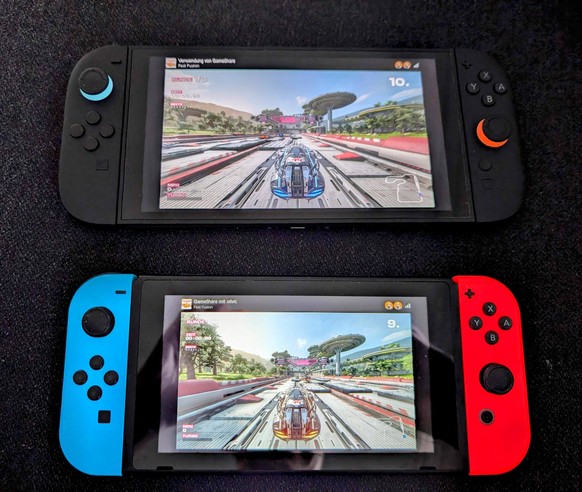 «Fast Fusion» auf der Switch 2 (oben) wird für den zweiten Spieler via GameShare lokal auf eine alte Switch gestreamt. Nur ein Spieler muss das Game besitzen.