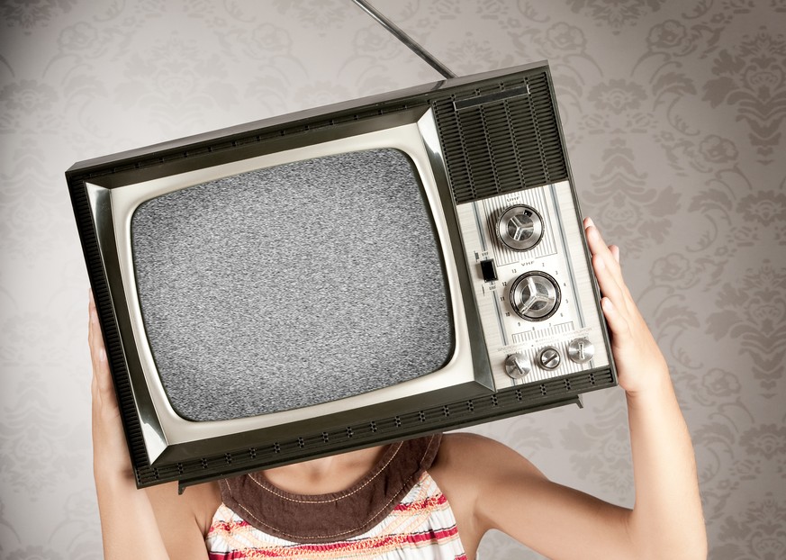 Da haben wir's: Immer mehr Kinder müssen fernsehen, weil ihre Mamis arbeiten wollen!