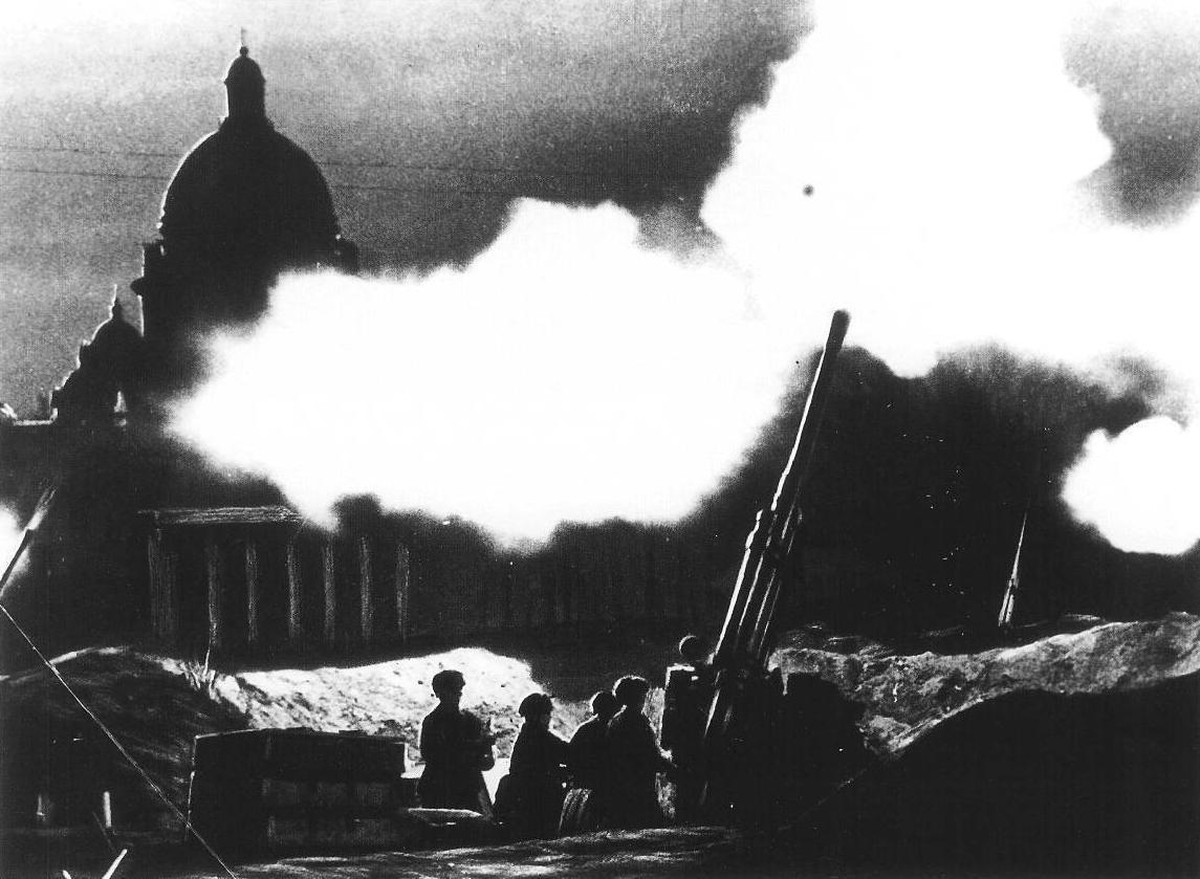 Abwehrfeuer in der Nähe der Isaakskathedrale während eines Luftangriffs auf Leningrad, 1941.