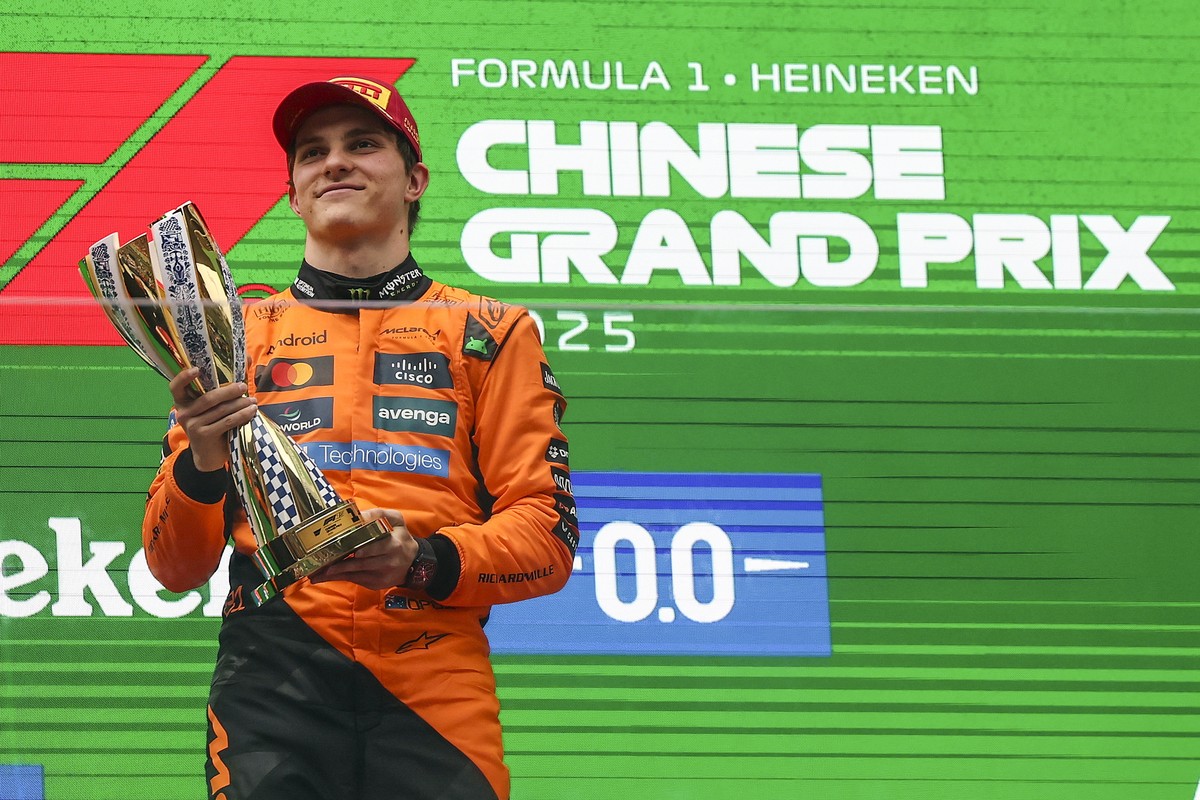 epa11982617 Winner McLaren driver Oscar Piastri poses with the trophy on the podium after the 2025 Formula 1 Chinese Grand Prix at the Shanghai International Circuit in Shanghai, China, 23 March 2025. ...