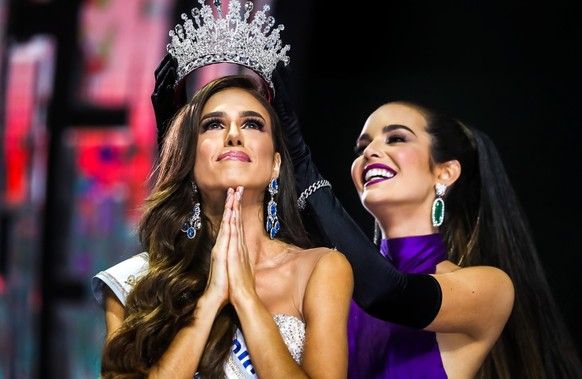 epa10309671 Diana Silva reacts after being crowned Miss Venezuela at the Miss Venezuela beauty pageant in Caracas, Venezuela, Nov. 16, 2022. EPA/MIGUEL GUTIERREZ