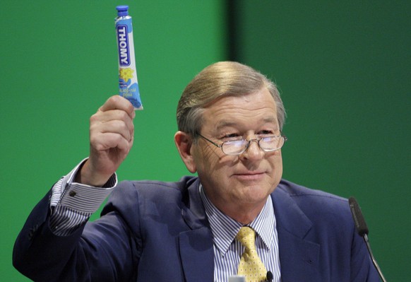 ARCHIV - ZUM TOD DES EHEMALIGEN UBS.VERWALTUNGSRATSPRAESIDENTEN MARCEL OSPEL (1950-2020) STELLEN WIR IHNEN FOLGENDES BILDMATERIAL ZUR VERFUEGUNG - Outgoing UBS AG chairman Marcel Ospel waves with must ...