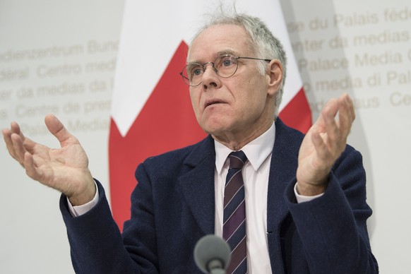 Moritz Leuenberger, Alt Bundesrat und Praesident Runder Tisch Asbest, praesentiert Ergebnisse zu Verhandlungen mit Asbestopfern, am Montag, 19. Januar 2016, in Bern. (KEYSTONE/Peter Schneider)