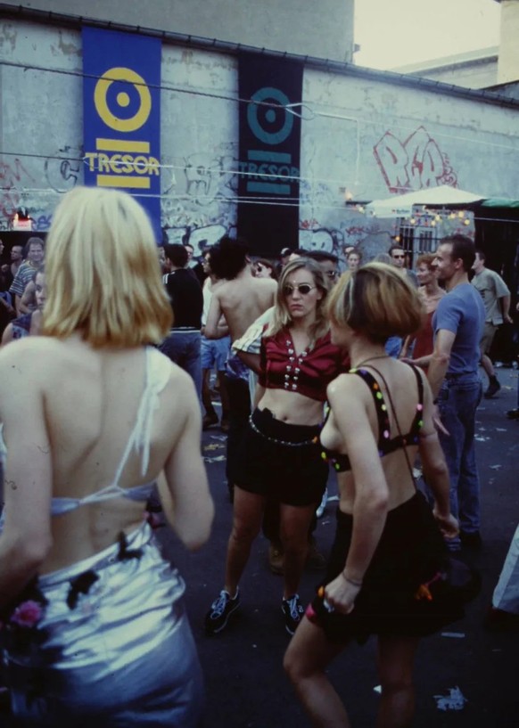 Vor dem Tresor Club, um 1995.