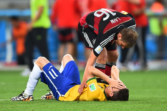 Philipp Lahm tröstet Oscar, nachdem er (siehe oben) bereits von Schürrle getröstet wurde.