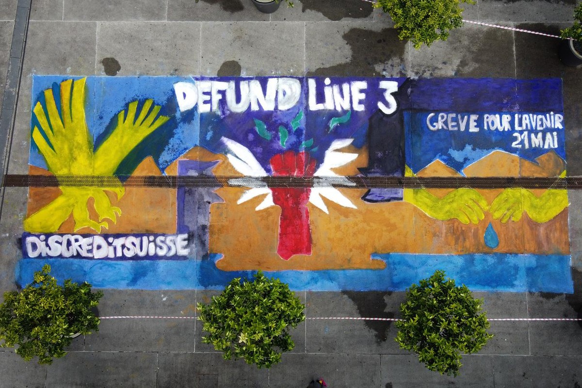 Une fresque represente la lutte contre le Line 3, un projet d'oleoduc mene par l'entreprise canadienne Enbrid, realisee par des militants du collectif BreakFree, est photographiee sur la pla ...