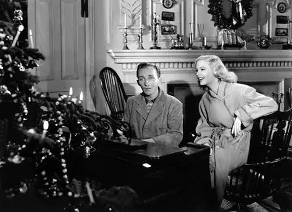 Bing Crosby singt "White Christmas" im 1942er Weihnachtsfilm "Holiday Inn". 
https://upload.wikimedia.org/wikipedia/commons/2/25/It%27s_a_Wonderful_Life_%281946_poster%29.jpeg