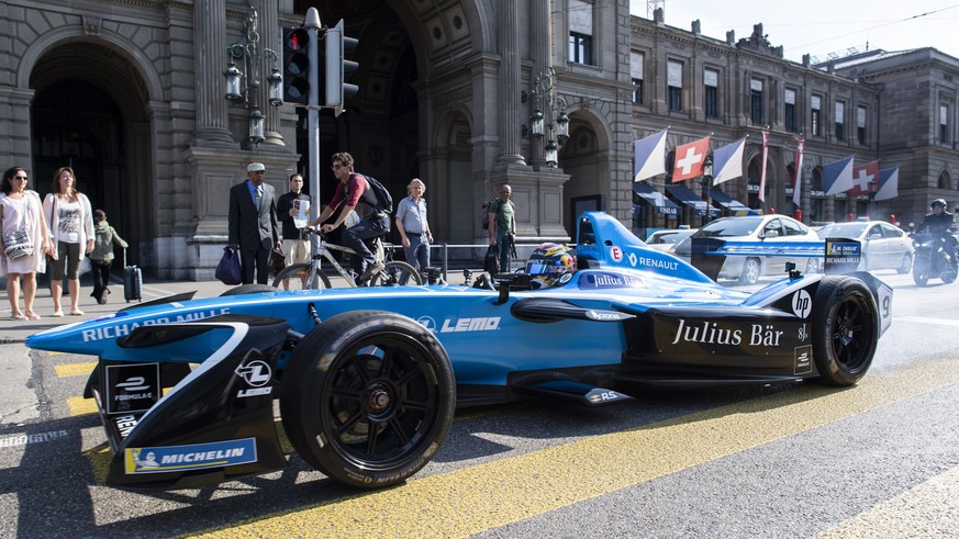 Der Schweizer Sebastien Buemi faehrt in seinem Elektro-Rennauto anlaesslich eines Pressetermins der FIA Formula E Championship am Zuercher Hauptbahnhof vorbei, am Freitag, 20. April 2018, in Zuerich.  ...