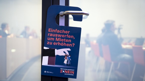 Abstimmungsmaterial des Komitees nein fotografiert waehrend einer Medienkonferenz des Komitees 2 x NEIN zur Schwaechung des Mieterschutzes, am Dienstag, 15. Oktober 2024 in Bern. Am 24. November 2024  ...