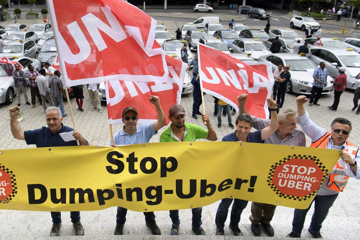 Des chauffeurs de Taxi lausannois manifestent contre la reconnaissance de Uber comme centrale d'appels ce mardi 8 mai 2018 a Lausanne. Les chauffeurs de taxi de la region lausannoise, soutenu par ...
