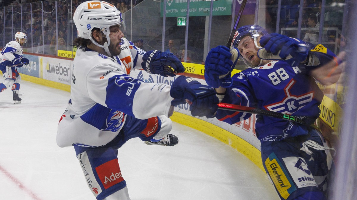 ZSC Lions Stuermer Willy Riedi gegen EHC Kloten Stuermer Dario Meyer waehrend dem Eishockey-Meisterschaftsspiel der National League zwischen dem EHC Kloten und den ZSC Lions am Samstag, 22. Oktober 20 ...