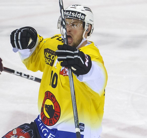 Bern&#039;s forward Tristan Scherwey, right, celebrates his goal past Geneve-Servette&#039;s forward Guillaume Maillard #11 after scoring the 0:1, during the second leg of the playoffs quarterfinals g ...