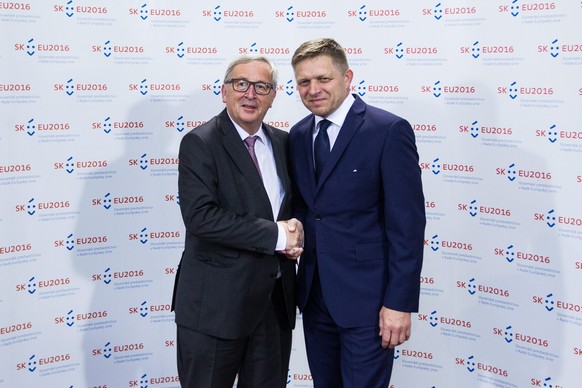 Bratislava:&nbsp;Der slowakische Premierminister Robert Fico begrüsste gestern EU-Kommissionspräsident Jean-Claude Juncker.