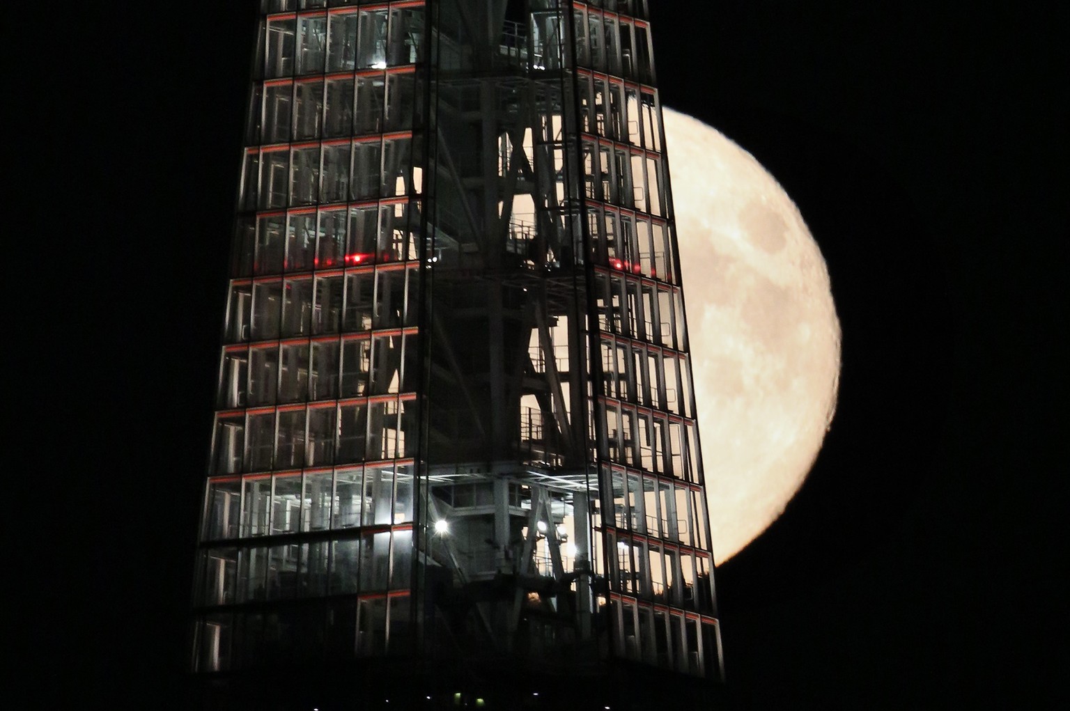 Der Supermond hinter dem Shard bei der London Bridge am 9. September 2014.