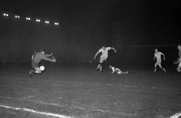 ARCHIVBILD ZUM KEYSTONE-SDA-TEXT ZU YB-REIMS 1959 --- Eugen &quot;Geni&quot; Meier erzielt in der 15. Minute des Halbfinalspiels im Europacup der Meister das Tor fuer die Berner Young Boys. Die Young  ...