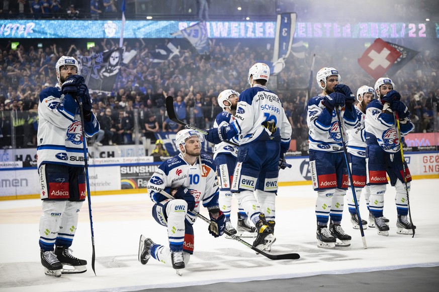 Enttaeuschte Zuercher nach dem siebten Playoff-Final Eishockeyspiel der National League zwischen dem EV Zug und ZSC Lions am Sonntag, 1. Mai 2022, in der Bossard Arena in Zug. (KEYSTONE/Ennio Leanza)