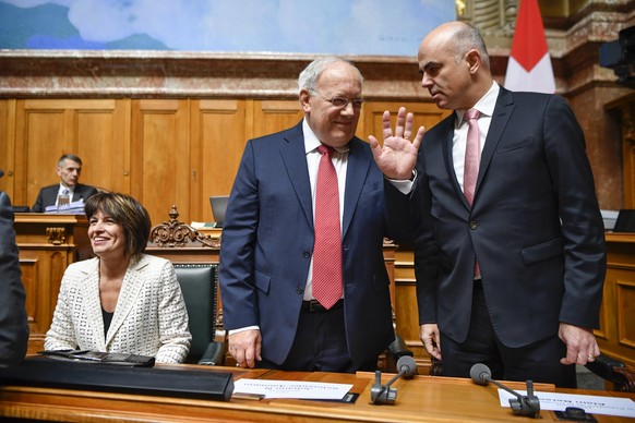 Die abtretenden Bundesraete Doris Leuthard, Johann Schneider-Ammann und der aktuelle Bundespraesident Alain Berset, von links, vor der Ersatzwahl in den Bundesrat durch die Vereinigte Bundesversammlun ...