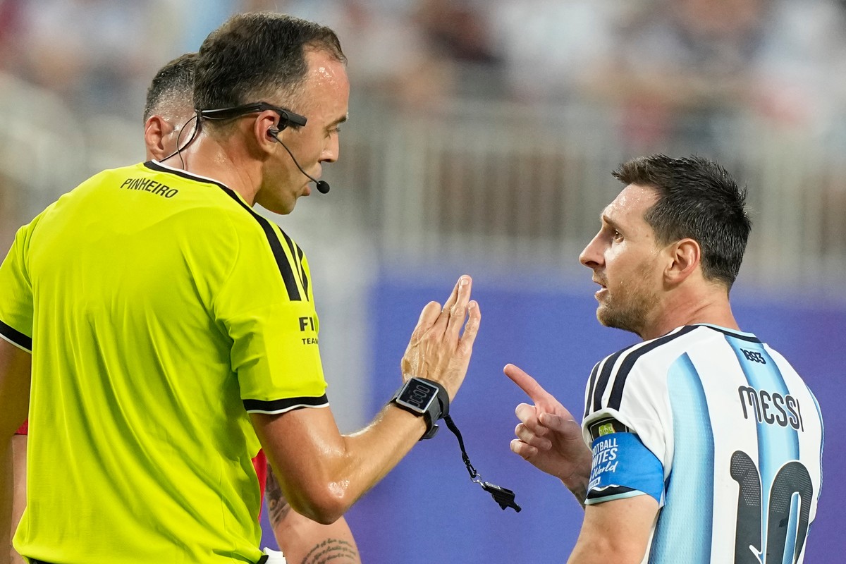 Argentina's Lionel Messi (10) speaks with referee Joao Pinheiro, of Portugal, during the World Cup quarterfinal soccer match between Argentina and Switzerland in Kansas City, Mo., Saturday, July  ...