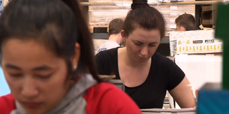 So mies werden die Zalando-Päckli-Sortiererinnen in der Schweiz bezahlt