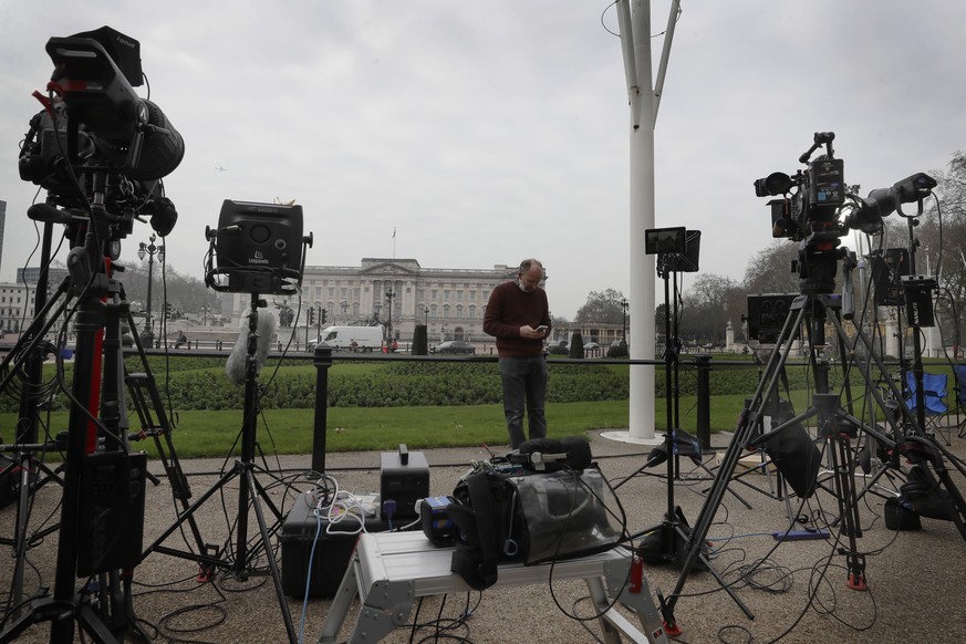 Kamerateams lauern am Morgen nach Meghans und Harrys Interview mit Oprah Winfrey der royalen «Firma» vor dem Buckingham Palace auf.