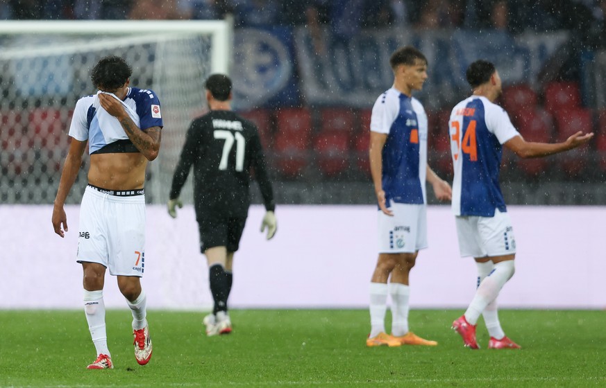 Luke Plange (GC), links, reagiert waehrend dem Meisterschaftsspiel der Super League zwischen dem Grasshopper Club Zuerich und dem FC Luzern am Samstag, 26. Juli 2025, im Stadion Letzigrund in Zuerich. ...