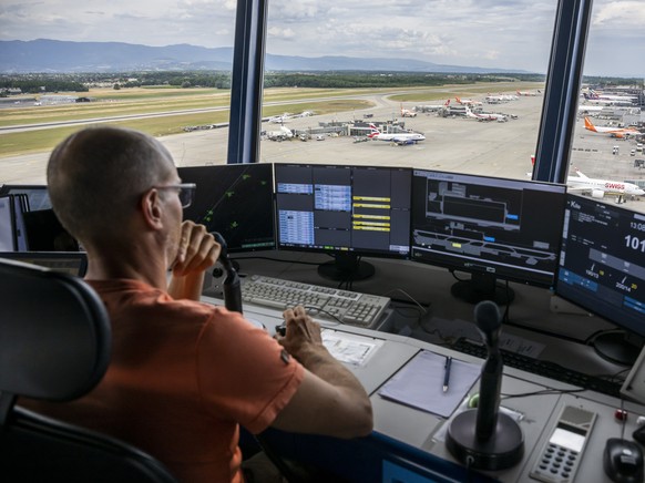 Un controleur aeriens de Skyguide observe ces ecrans depuis la tour de controle (Goldorak) de l?Aeroport International de Geneve AIG, apres une conference de presse de Skyguide sur le centenaire des s ...