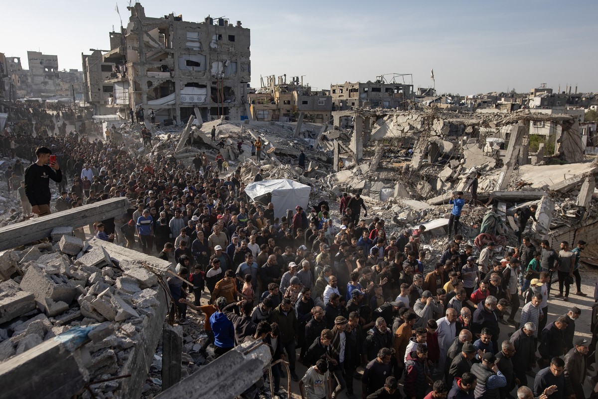 epaselect epa11989720 Palestinians chant anti-Hamas slogans as they gather among the rubble of destroyed buildings to demand an end to the ongoing Israel-Hamas war, in Beit Lahia, northern Gaza Strip, ...