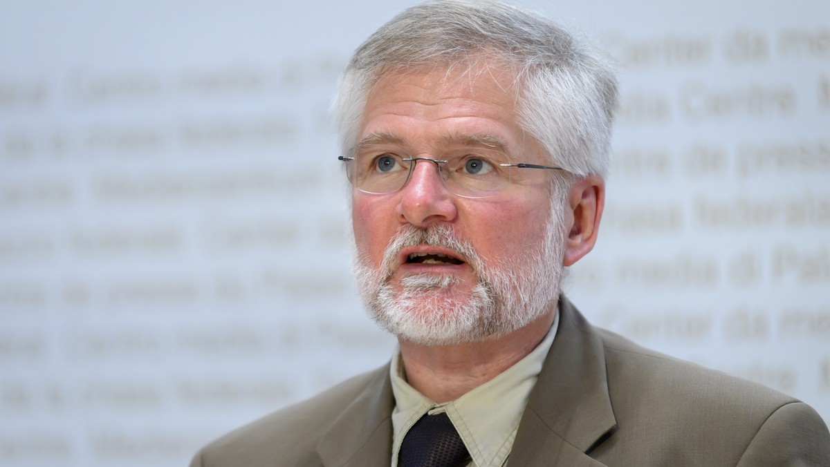Rudolf Hauri, Kantonsarzt Zug, Praesident der Vereinigung der Kantonsaerztinnen und Kantonsaerzte VKS, spricht an einem Point de Presse zu Covid 19, am Dienstag, 21. September 2021. (KEYSTONE/Anthony  ...