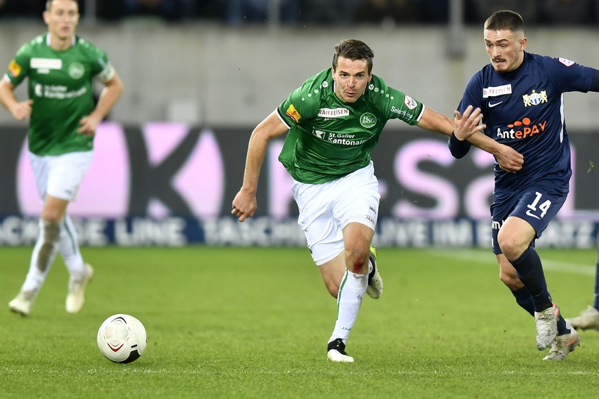 Der Zuercher Toni Domgjoni, rechts, gegen den St. Galler Lukas Goertler, links, beim Fussballspiel der Super League FC St. Gallen gegen den FC Zuerich in St- Gallen am Samstag, 14. Dezember 2019. (KEY ...