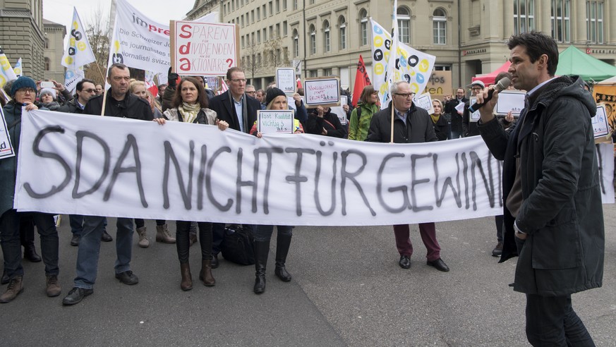 Nationalrat Matthias Aebischer spricht Journalistinnen und Journalisten der Schweizerischen Depeschenagentur SDA sowie Vertretern der Mediengewerkschaften, die gegen den geplanten Stellenabbau demonst ...