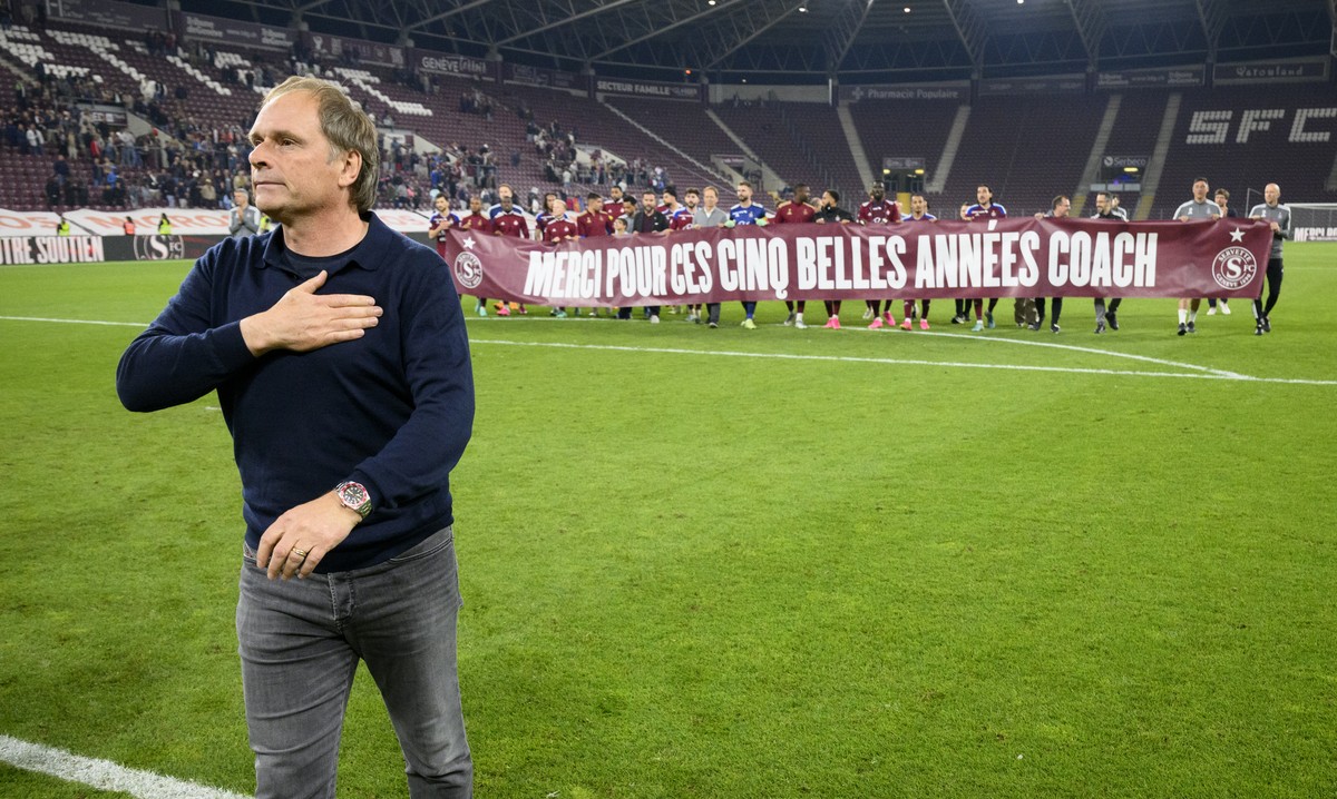 L'entraineur du Servette FC Alain Geiger salue les supporters avec ses joueurs qui tiennent une banderole "Merci pour ces cinq belles annees coach" lors de sont dernier match a domicile ...