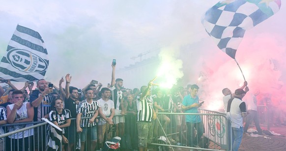 epa06008693 Juventus&#039; supporters watch the UEFA Champions League final soccer match Juventus FC vs Real Madrid CF in San Carlo&#039;s Square in Turin, Italy, 03 June 2017. EPA/ALESSANDRO DI MARCO