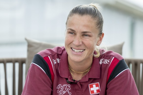Die Schweizer Fussballerin Ana-Maria Crnogorcevic bei einer Medienrunde, anlaesslich eines Mediaday vor dem Start der 2. EM-Vorbereitungswoche der Schweizer Frauen Fussball Nationalmannschaft , am Mon ...