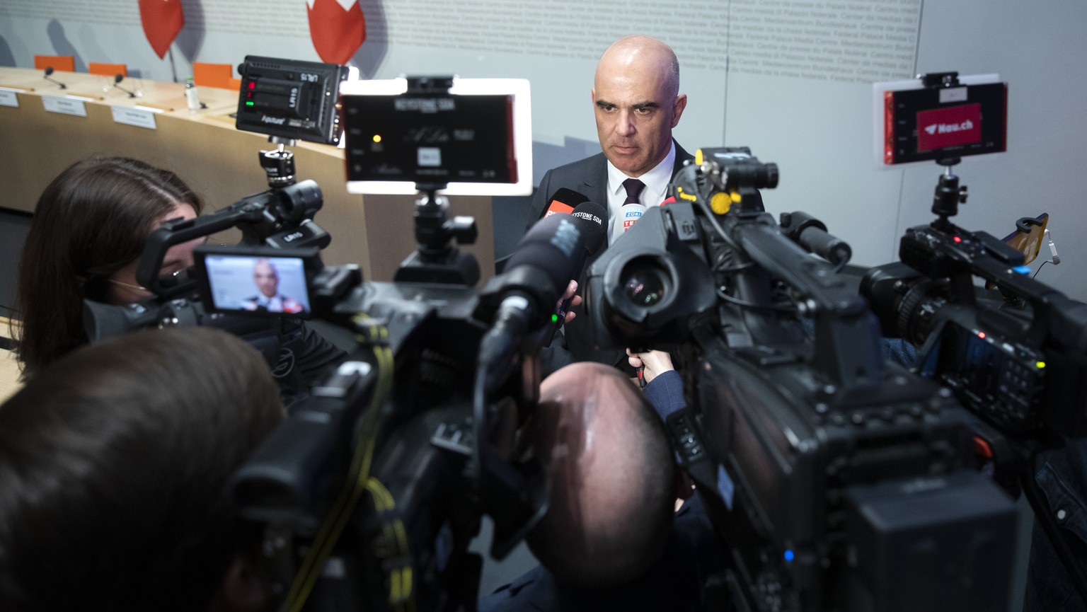 Bundesrat Alain Berset beantwortet Fragen von Journalisten am Ende einer Medienkonferenz ueber die Situation des Coronavirus, am Montag, 24. Februar 2020 in Bern. (KEYSTONE/Peter Klaunzer)