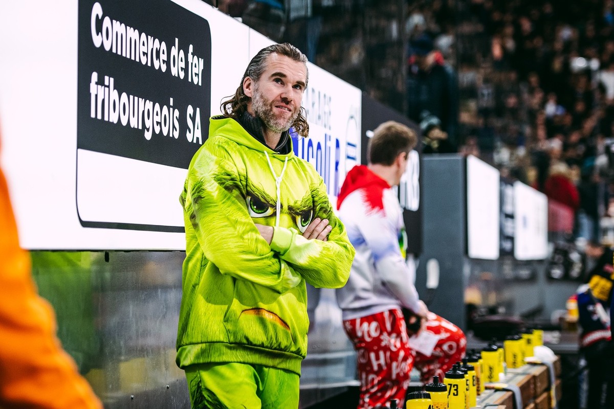 L?entraineur fribourgeois Christian Dube, avec son ensemble de Noel « Le Grinch », lors du match du championnat suisse de hockey sur glace de National League entre le HC Fribourg-Gotteron, HCFG, et Ge ...