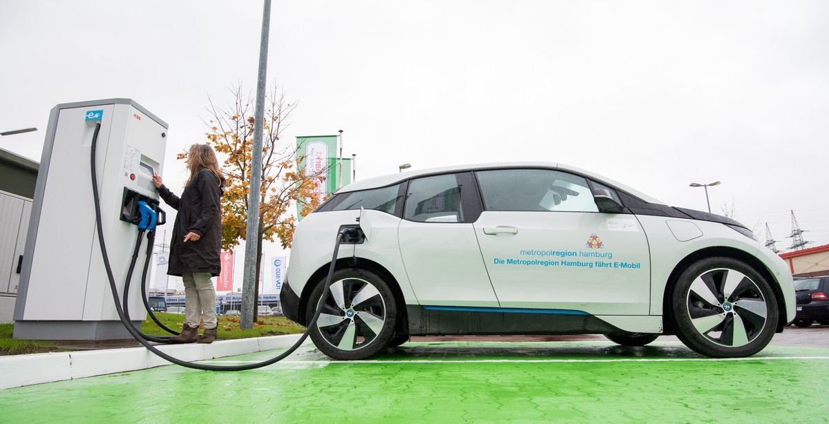 ARCHIV - 23.10.2017, Schleswig-Holstein, Schwarzenbek: Eine Frau Laedt ein Elektroauto an einer Ladesaeule. (zu dpa «Studie: Zahl der E-Autos steigt weltweit deutlich" vom 15.02.2018) (KEYSTONE/D ...