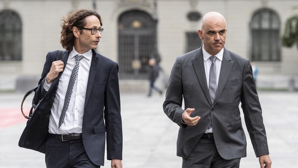 Bundesrat Alain Berset, rechts, schreitet mit seinem Kommunikationschef Peter Lauener zur Medienkonferenz, an welcher er im Anschluss an die Sitzung des Bundesrates die Eroerterungen der Regierung zur ...