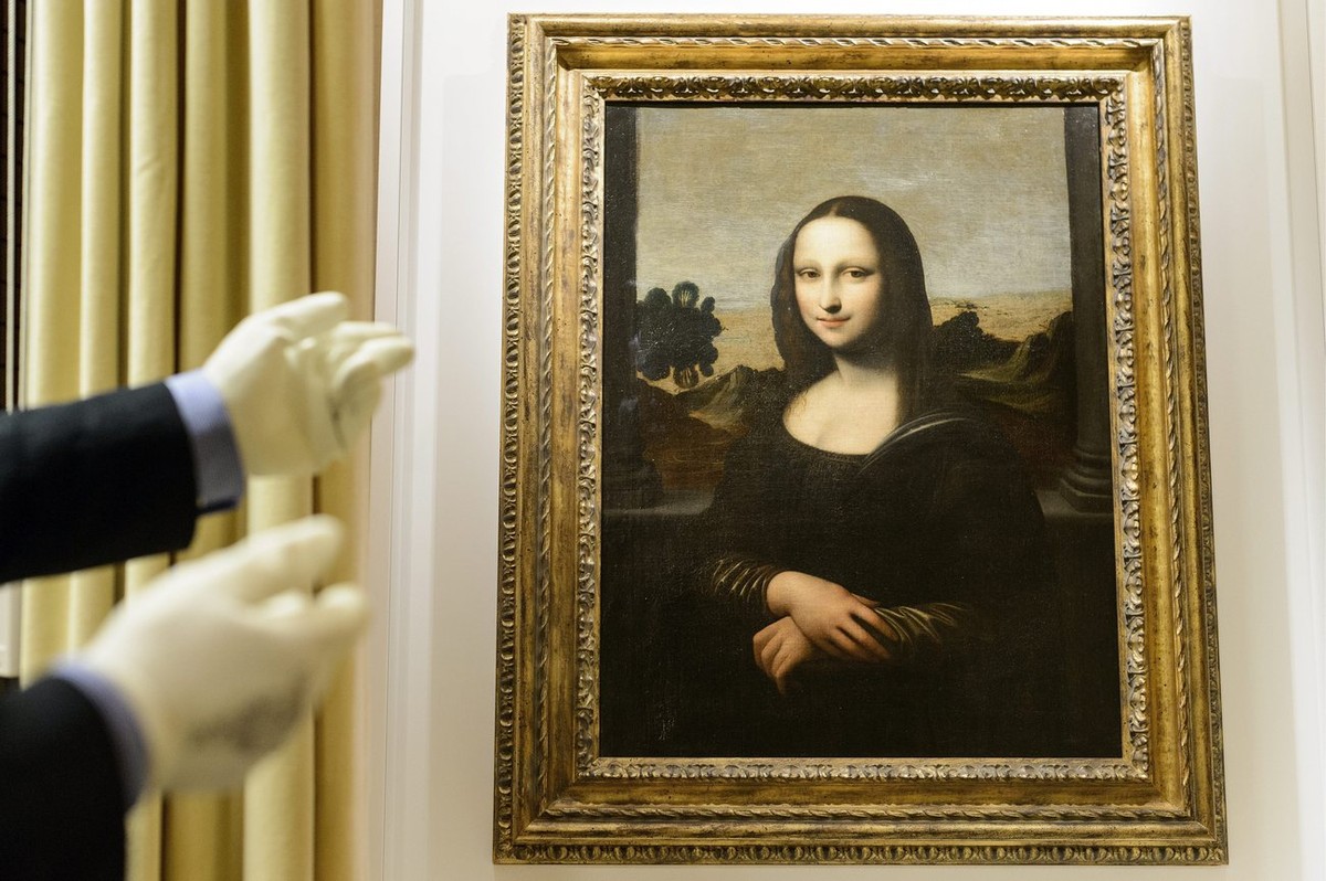 A man looking at a painting attributed to Leonardo da Vinci and representing Mona Lisa during a preview presentation in a vault in Onex near Geneva, Wednesday, September 26, 2012. The Mona Lisa Founda ...