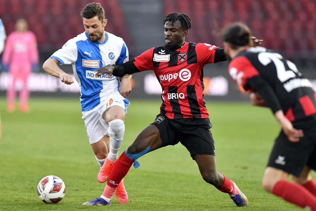 Der Grasshopper Euclides Cabral, links, gegen den Neuenburger Nicky Beloko, rechts, beim Fussball Meisterschaftsspiel der Challenge League zwischen dem Grasshopper Club Zuerich und dem Neuchatel Xamax ...