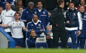 Die Chelsea-Betreuer am Montagabend in Manchester. McCulloch ist der sitzende Herr mit grauen Haaren, vor dem sich auf Höhe des Mundes ein blaues Geländer befindet. &nbsp; &nbsp;